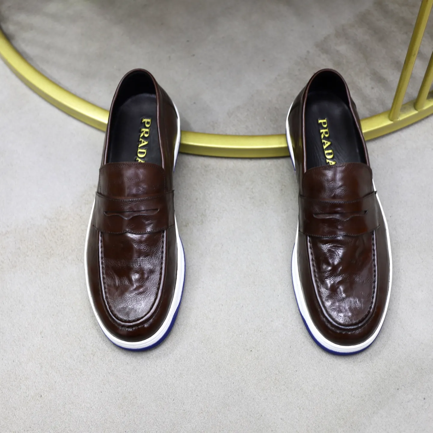 Factory price: 💰640 Prada classic men’s lace-up casual shoes | Imported cowhide upper | Upper stitching layered design, light and breathable | Soft and comfortable | Decorated with PRADA letters on the side | Distinctive sports style, showing the brand style | Lightweight concave and convex pattern rubber soles | Matched with cowhide foot pad lining | Excellent foot feel, fashionable and elegant | Size: 38-44 (45 customized)